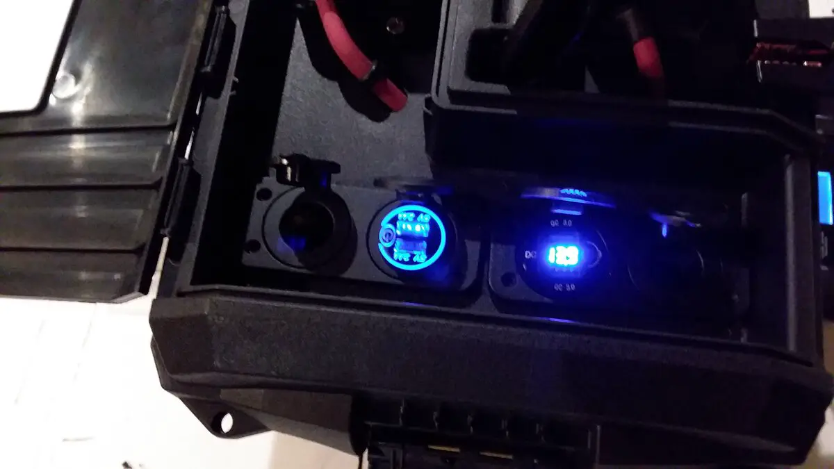 12v power outlets and meter lit up.jpg