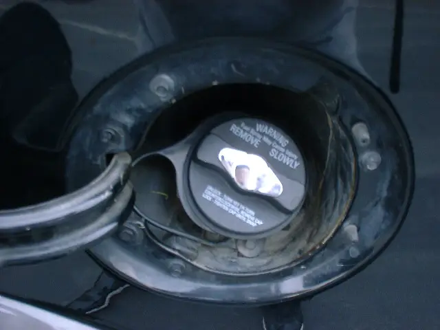 150locking_gas_cap.jpg