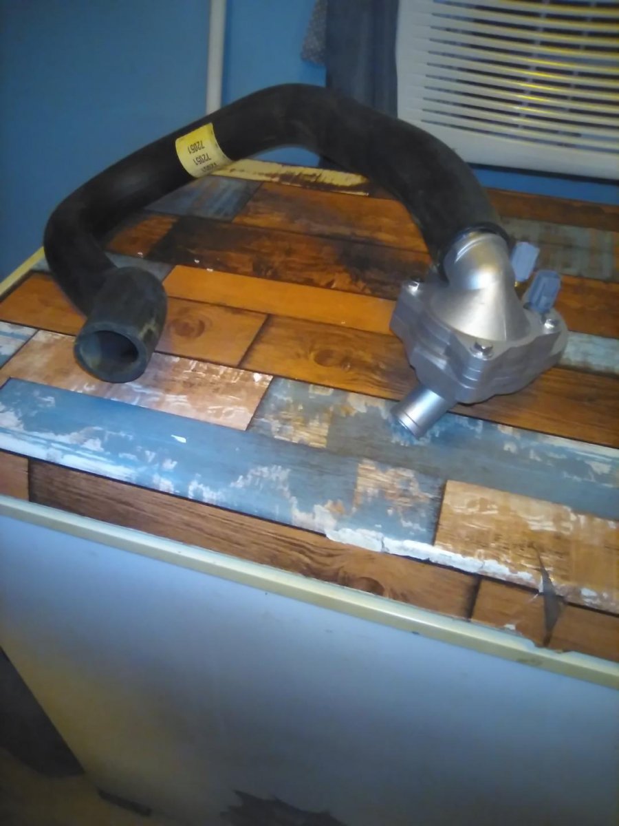 1997 ex 4.0 white t-stat and 2002 upper hose.jpg