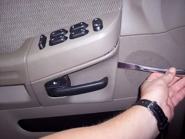 1bRemoveInteriorDoorHandleCover.jpg