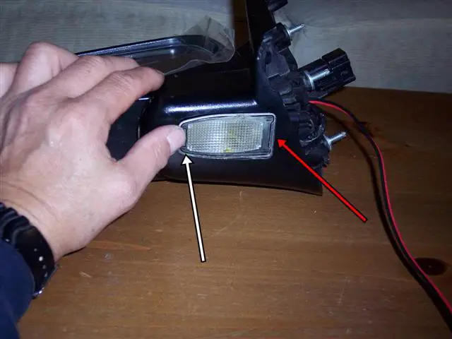 3iReplacePuddleLightLampLens.jpg