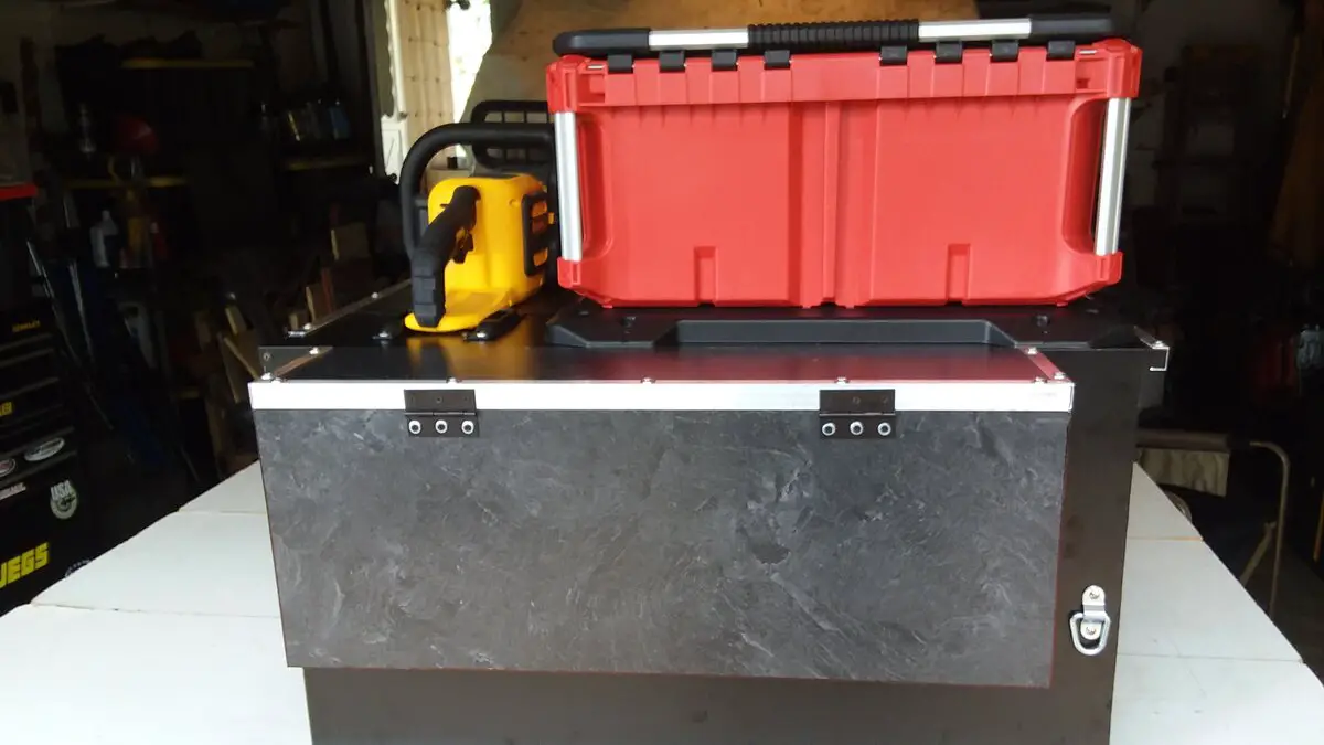 4 saw behind big tool box.jpg