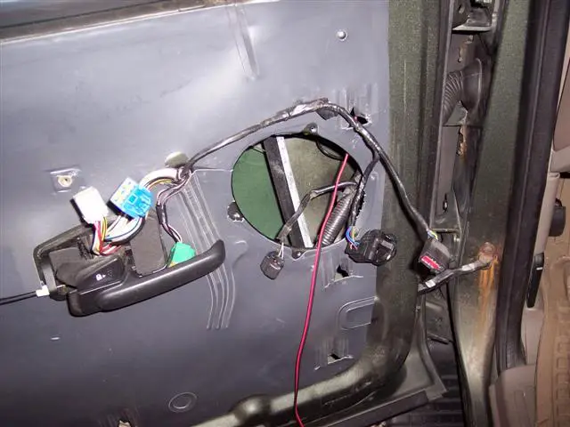4dbPullWIreTautThroughSpeakerHole.jpg