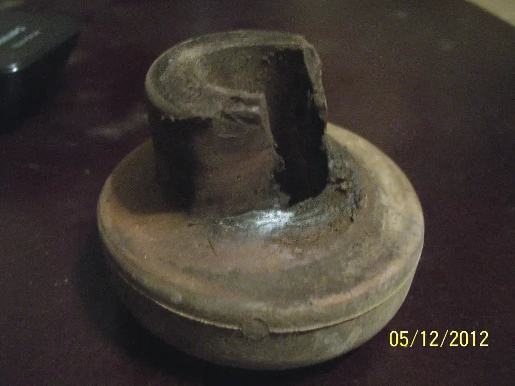 brokenRAbushing.jpg