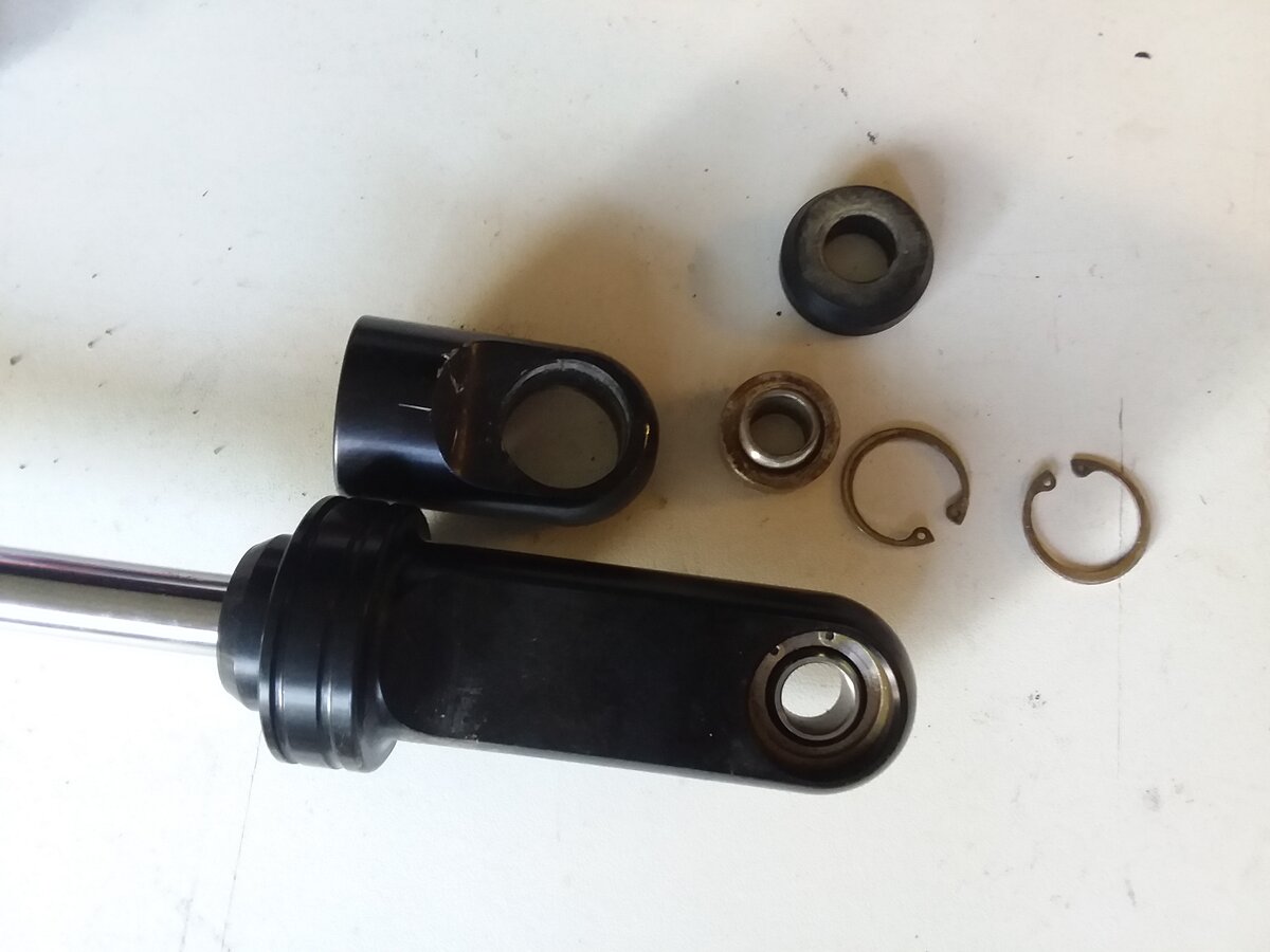 Fox rear stock vs 2 in eyelet.jpg