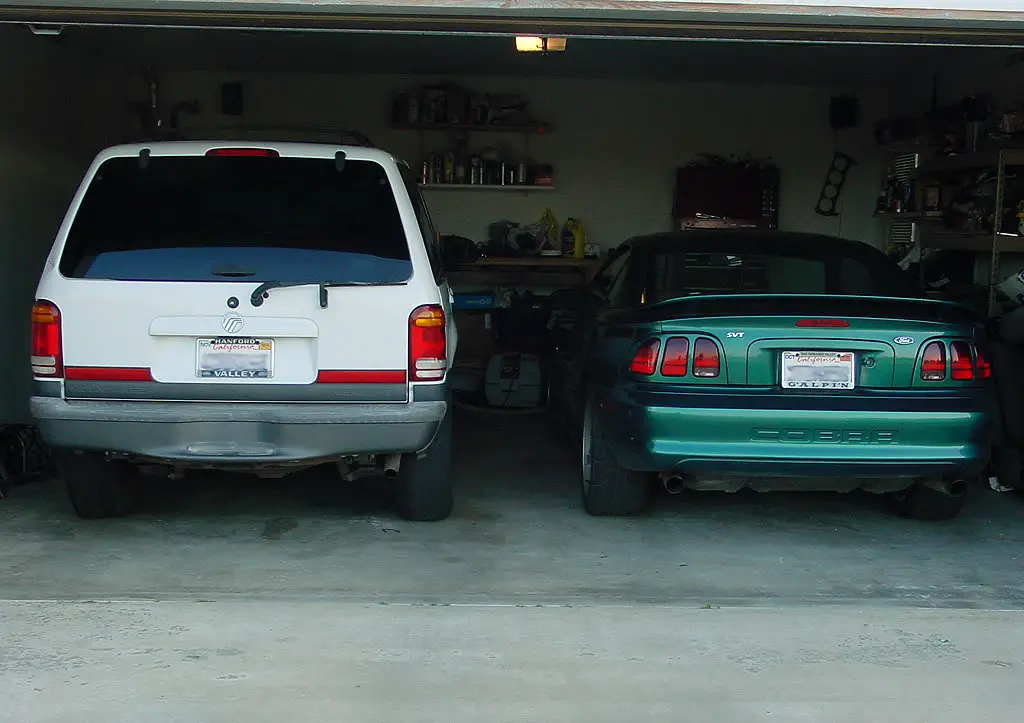 Mounty_Cobra_intheGarage.jpg