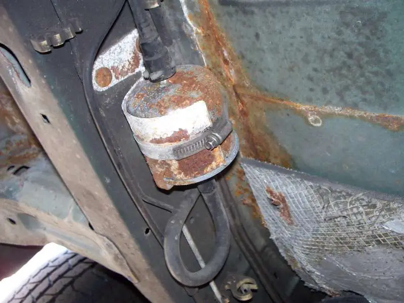 Old_rusty_fuel_filter_.jpg