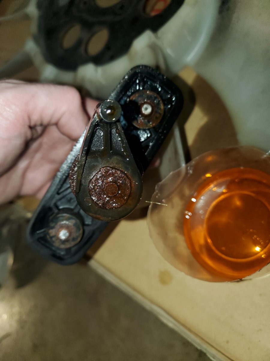 OldOEMHandleHandle_Rusty_ArmAndPostWithScrew.jpg