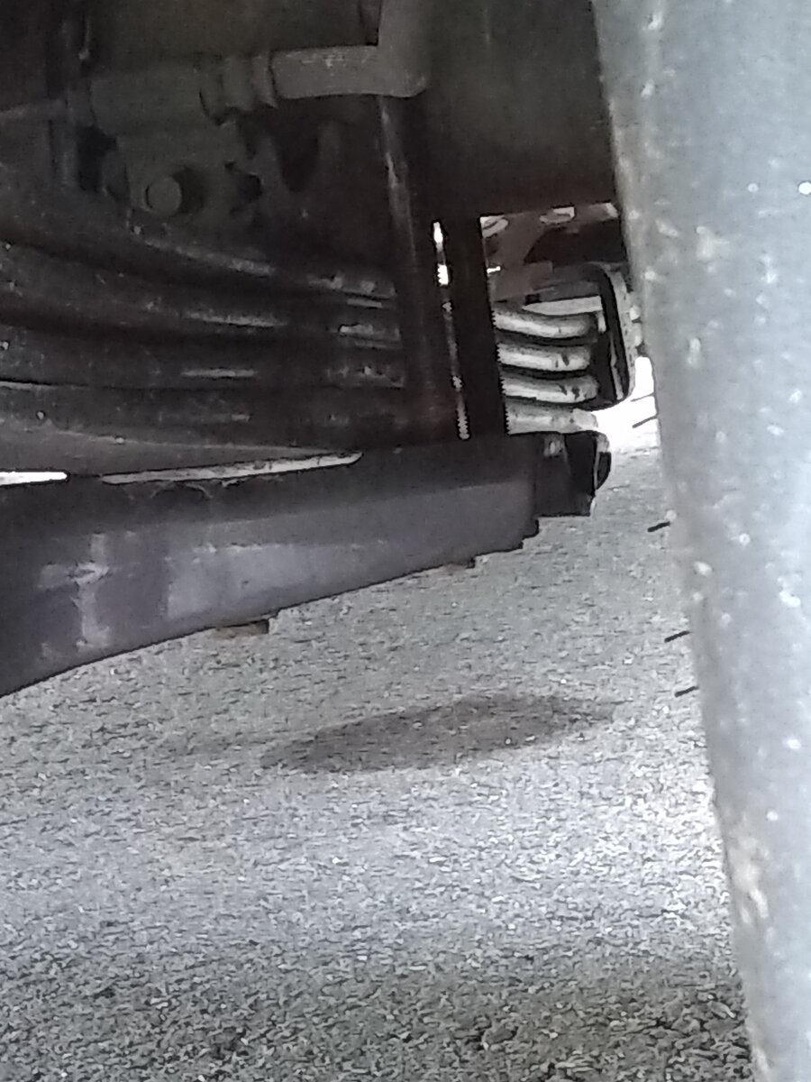 Passenger, no arch, bend in spring pack under axle 9.jpg
