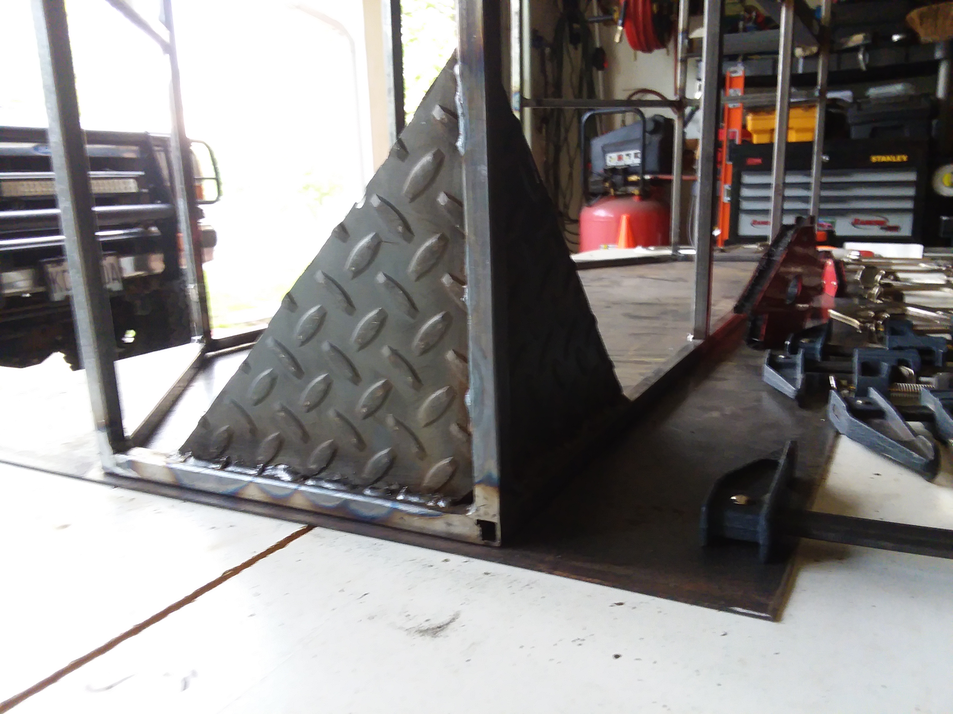 pivot plate gussets on.jpg