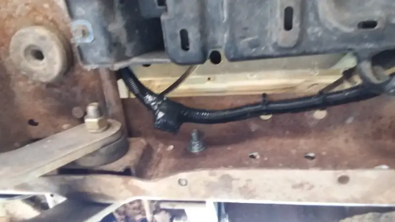 Split lug location on the 4 ga hot wire.jpg