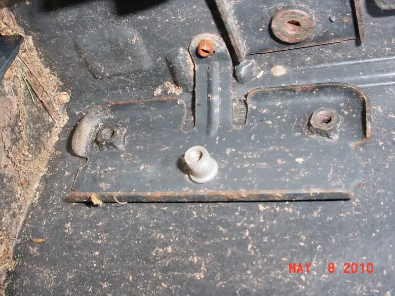 Tonneaubackbracket1.jpg