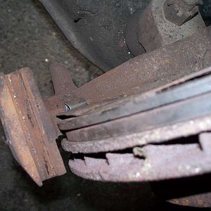 Anti-rattle clip on the inner brake pad.